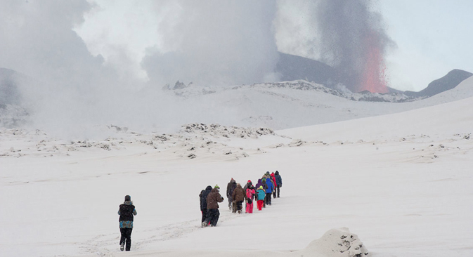 겨울 캄차카 여행의 백미 ‘마그마와의 만남’. 용암이 눈 덮인 산 위로 분출되고 있다. (사진제공=엘레나 사포노바)